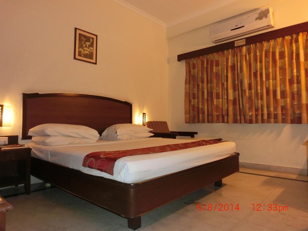 Hotel Thulashi Park شيناي الغرفة الصورة