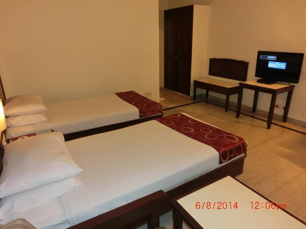 Hotel Thulashi Park شيناي الغرفة الصورة